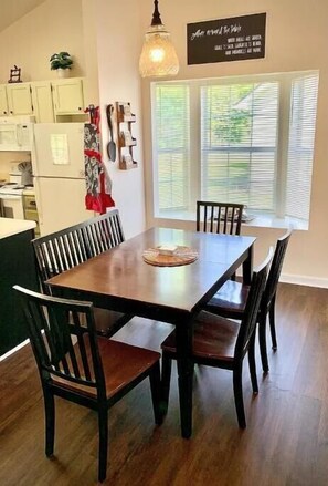 Dining - Cozy Cottage (Pigeon Forge)