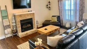 TV, fireplace - Cozy Cottage (Pigeon Forge)
