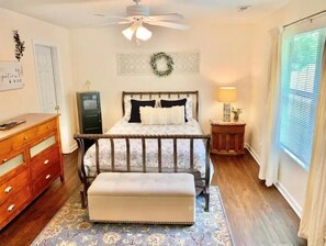 2 bedrooms, desk, iron/ironing board, travel crib - Cozy Cottage (Pigeon Forge)