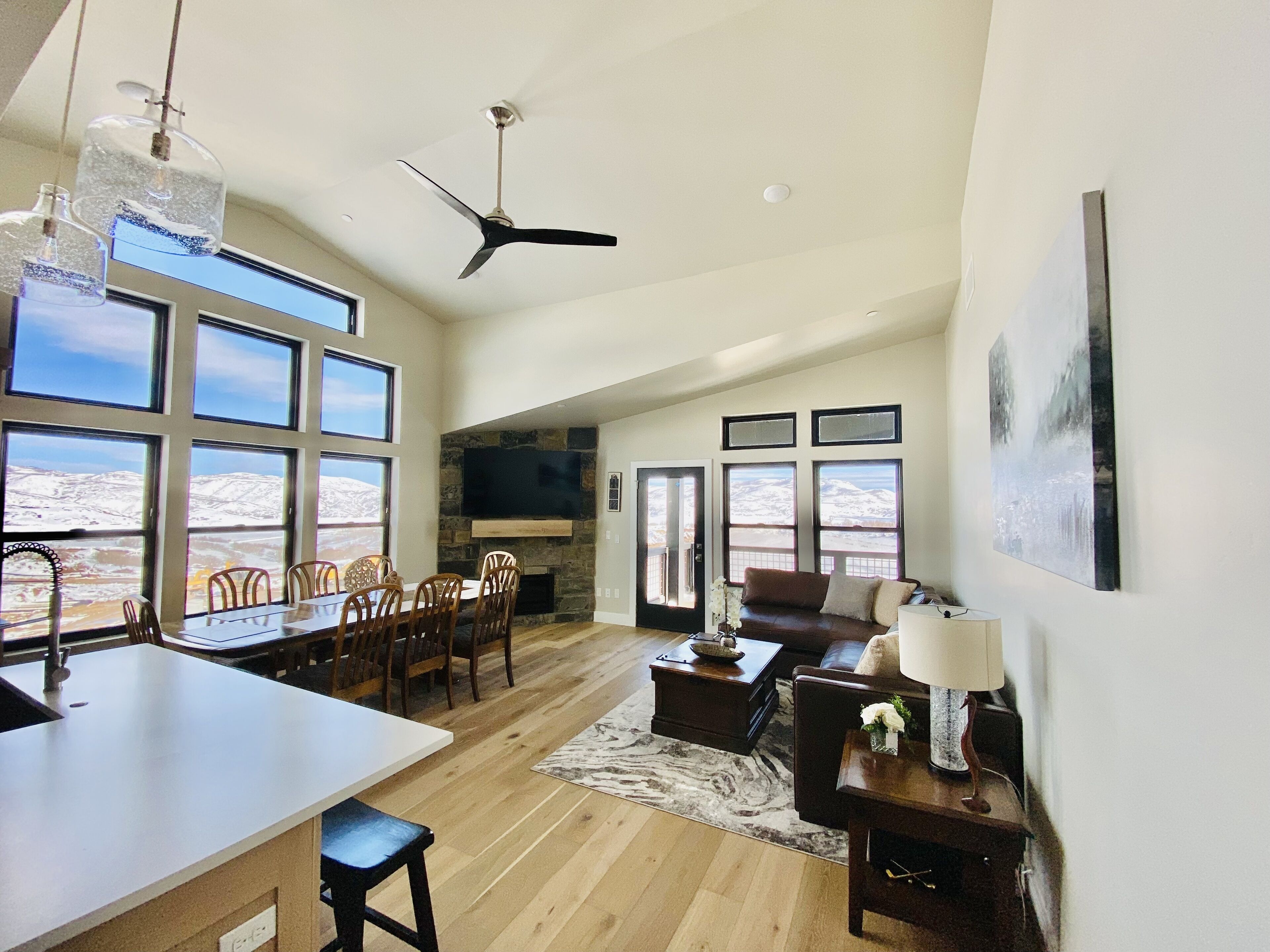 New top- level lake view ski home In Deer Valley 