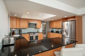 Køleskab, mikrobølgeovn, ovn, kogeplade