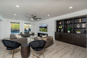 TV, fireplace - Lux Villa|Tennis+Pickleball+Golf+Basketball+4Suite (Scottsdale)