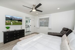 5 slaapkamers, een bureau, een strijkplank/strijkijzer, reisbedje