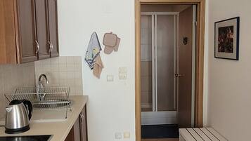 Køleskab, ovn, kogeplade, kaffe-/temaskine