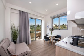 Suite Deluxe, 1 très grand lit et 1 canapé-lit | Coin séjour | Télévision à écran plat de 40 pouces avec chaînes par satellite