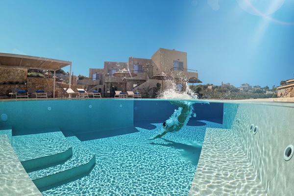 Una piscina al aire libre de temporada