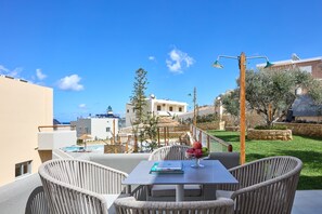 Executive Suite, 1 King Bed with Sofa bed | Egyptian cotton sheets, premium bedding, down duvets, in-room safe - Villaggio Mare Suites (Chania)