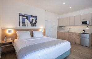 Junior Studio Suite, 1 King Bed | Egyptian cotton sheets, premium bedding, down comforters, in-room safe - Villaggio Mare Suites (Chania)