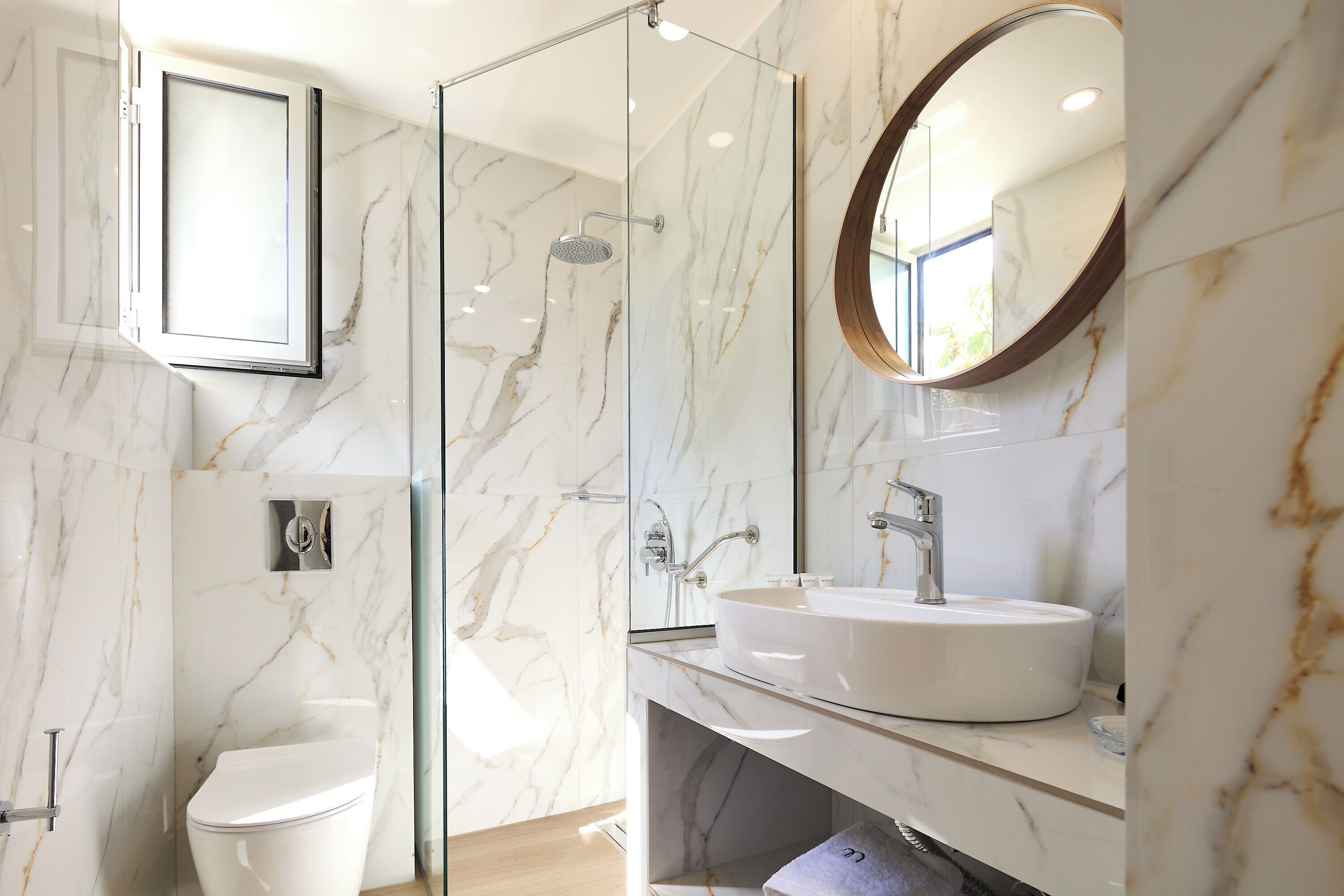 Shower, rainfall showerhead, free toiletries, hair dryer