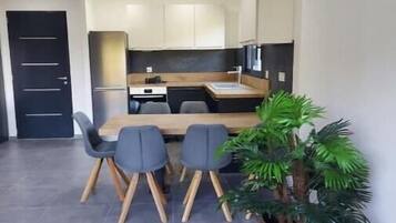 Coffee/tea maker, fridge, microwave, oven