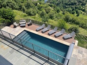 Een verwarmd zwembad