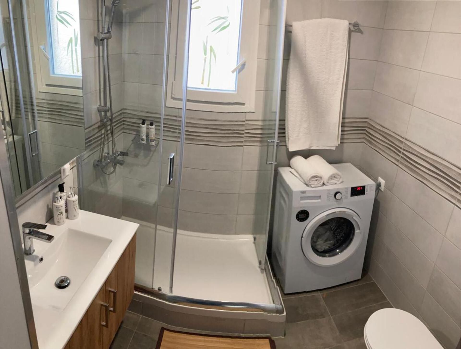 别墅 | 浴室 | 独立的浴缸和淋浴、深泡浴缸、拖鞋、毛巾