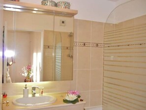 Haartrockner, Handtücher, Seife, Toilettenpapier