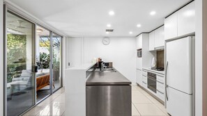 Køleskab, mikrobølgeovn, ovn, kogeplade