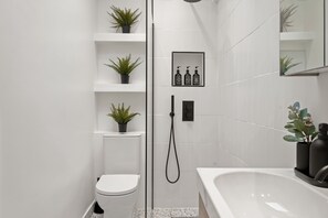 Dusche, Haartrockner, Handtücher, Seife