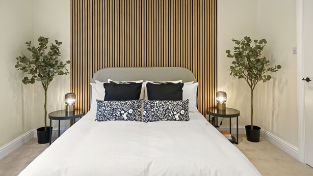 A bedroom with a bed, bedside tables, and two potted plants. - NEW LISTING!!! South Kensington Style newly refurbished apartment (London)