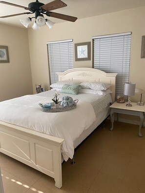 2 bedrooms, iron/ironing board, free WiFi, bed sheets - Bay View, Fishing, Watersports, Tropical Yard, Central Location! (Galveston)