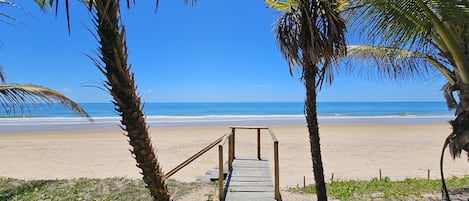 Plage, sable blanc, cabines gratuites, chaises longues