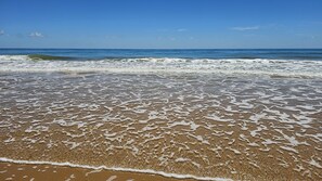 On the beach, white sand, free beach cabanas, sun loungers - VILLA CÉU (Maraú)