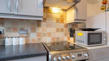 House | Private kitchen | Fridge, microwave, oven, stovetop