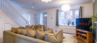 Spacious 4-br Cambridge House, Free Parking