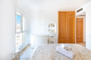 2 bedrooms, desk, iron/ironing board, free WiFi - La Carihuela Beachfront II | Stylish Comfort by the Sea (Torremolinos)