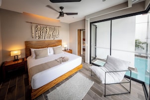 Minibar con artículos gratuitos y caja de seguridad en la habitación