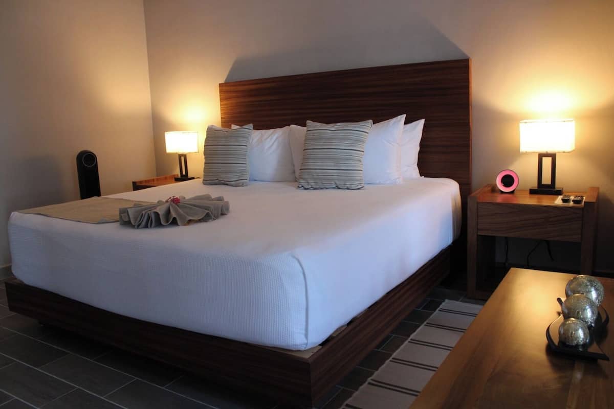 Familiekamer, gedeeltelijk uitzicht op zee, op benedenverdieping | Een gratis minibar, een kluis op de kamer, individueel gedecoreerd