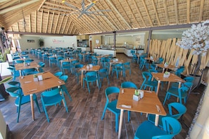 Hi ha 2 restaurants i s'hi serveixen esmorzars; plats de cuina regional