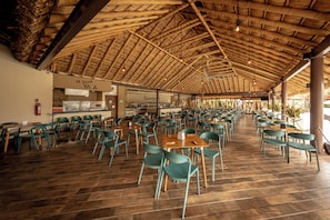 2 restaurantes: opção de café da manhã, almoço e jantar