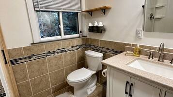 Serviettes fournies, savon, papier toilette