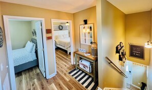 2 slaapkamers, een strijkplank/strijkijzer, reisbedje, wifi