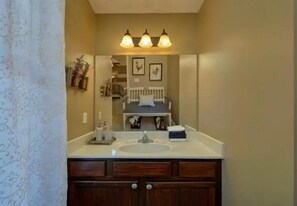 Hair dryer, towels, soap, shampoo - Cozy Cuddles (Pigeon Forge)