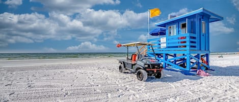 Plage à proximité, chaise longue, serviettes de plage