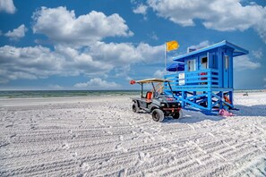 Vlak bij het strand, ligstoelen, strandlakens
