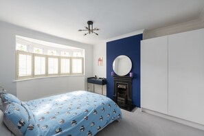 3 室のベッドルーム、アイロン / アイロン台、WiFi (無料)、ベッドシーツ