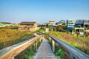 Property grounds - Holiday Beach House by Avantstay Pool + Beach (Port Aransas)