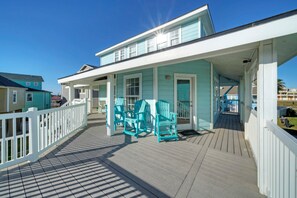 Terrace/patio - Holiday Beach House by Avantstay Pool + Beach (Port Aransas)