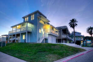 Exterior - Holiday Beach House by Avantstay Pool + Beach (Port Aransas)