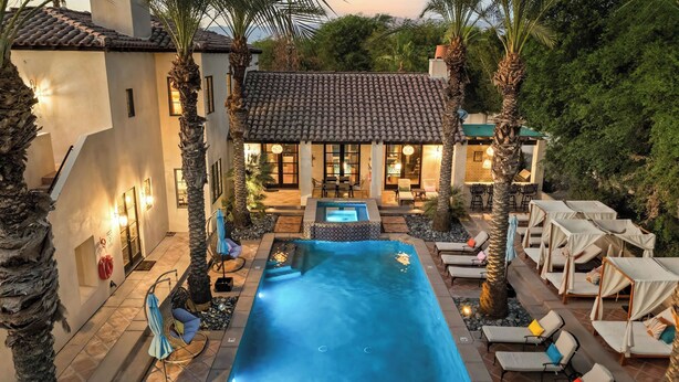 A swimming pool with lounge chairs, a hot tub, and a patio area with tables and chairs. - Luxe 7bdr Oasis w/ Pool, Putting Green, Game Room Villa Del Gallo by Avantstay (Indio)