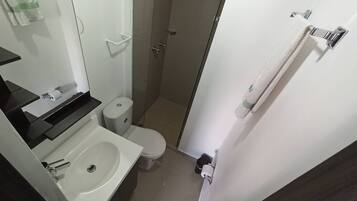 Studio Suite Basic, Beberapa Tempat Tidur, balkon, pemandangan kota | Kamar mandi | Shower dan handuk