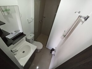 基本開放式套房, 多張床, 陽台, 城市景觀 | 浴室 | 淋浴設備、毛巾