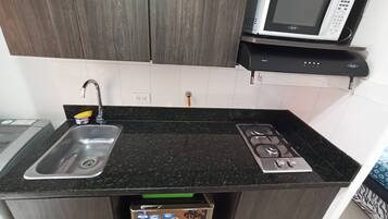 Lemari es kecil, oven, blender, dan peralatan masak/sendok-piring