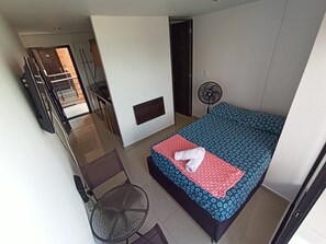 基本開放式套房, 多張床, 陽台, 城市景觀 | 布置獨特、筆電工作空間、免費無線上網、床單