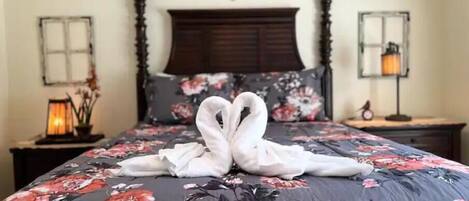 2 slaapkamers, een bureau, een strijkplank/strijkijzer, reisbedje