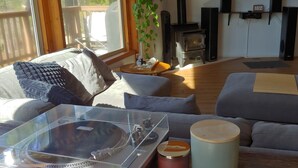 Un accogliente soggiorno con un divano, un tavolino da caffè e un camino.