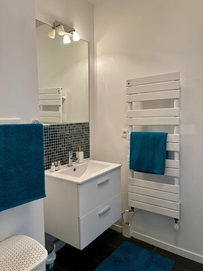 Sèche-cheveux, serviettes fournies, savon, shampoing