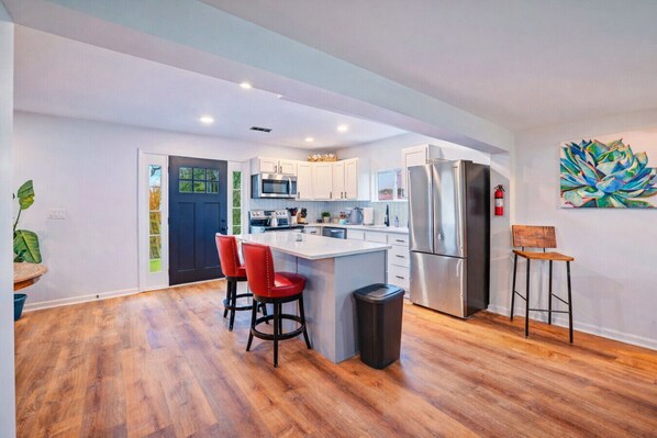 Réfrigérateur, micro-ondes, four, plaque de cuisson