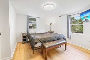 3 bedrooms, desk, iron/ironing board, travel crib