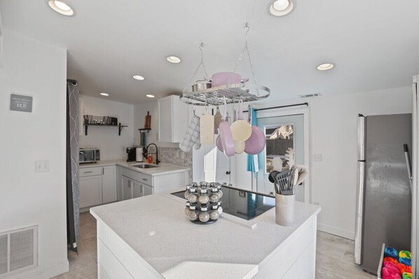 Refrigerador, microondas, horno, placa de cocina